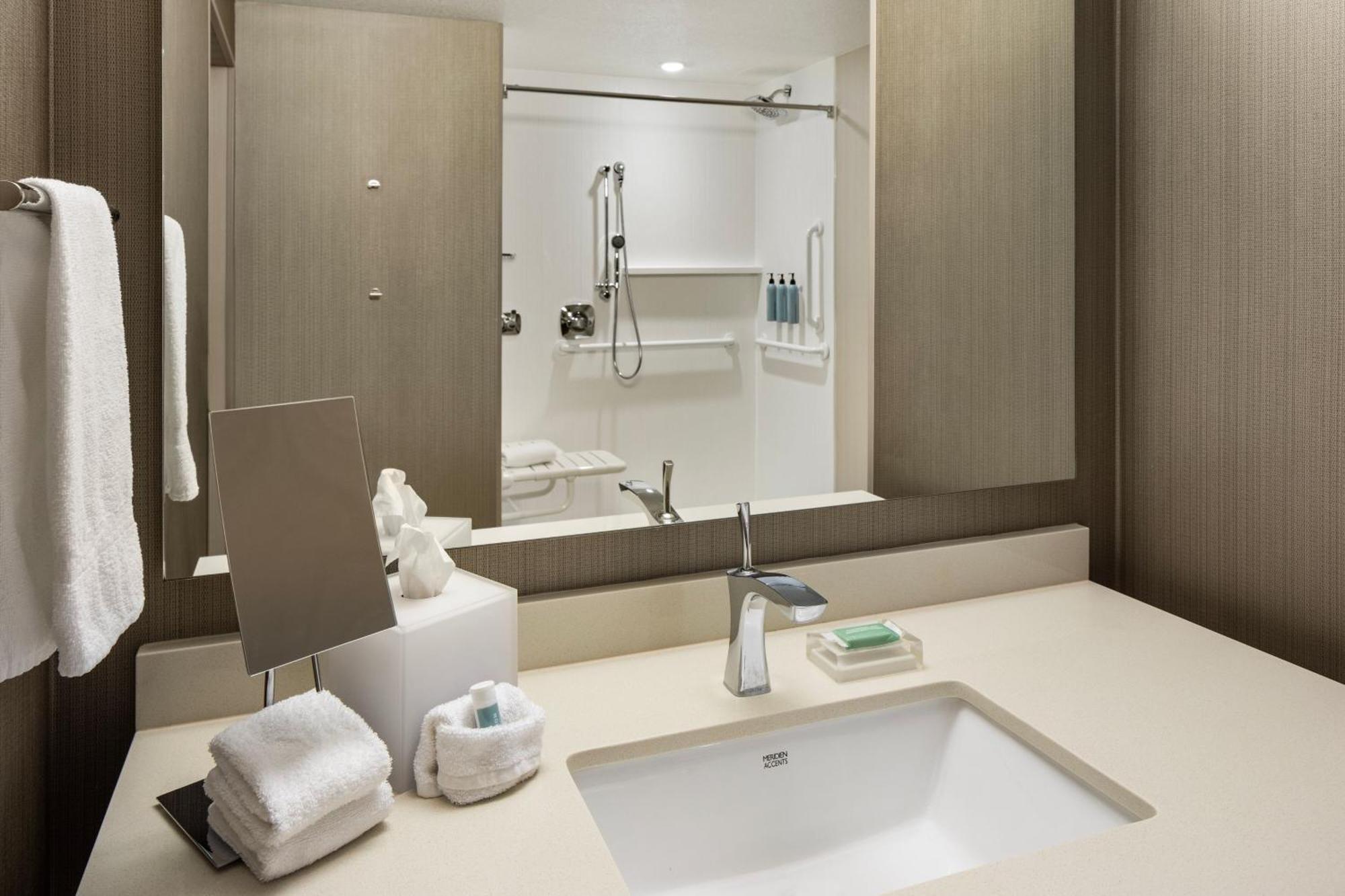 Courtyard By Marriott Minneapolis West Сент-Луис-Парк Экстерьер фото